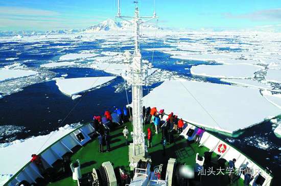 汕大科考队在南极"品尝"万年黑冰