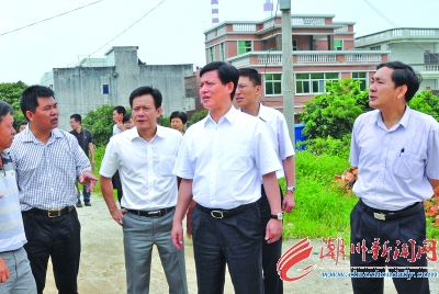 昨天,市委副书记,市长李庆雄带队到饶平县柘林镇下岱村调研.
